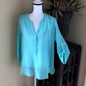 Tommy Bahama Cotton tab Sleeve V-neck 3 button top Size L